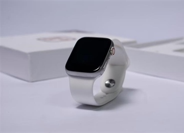 Smartwatches vs Traditional Watches: Which One Should You Wear?