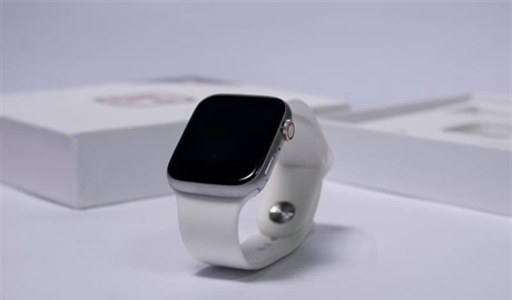 Smartwatches vs Traditional Watches: Which One Should You Wear?