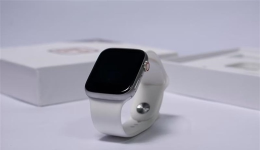 Smartwatches vs Traditional Watches: Which One Should You Wear?