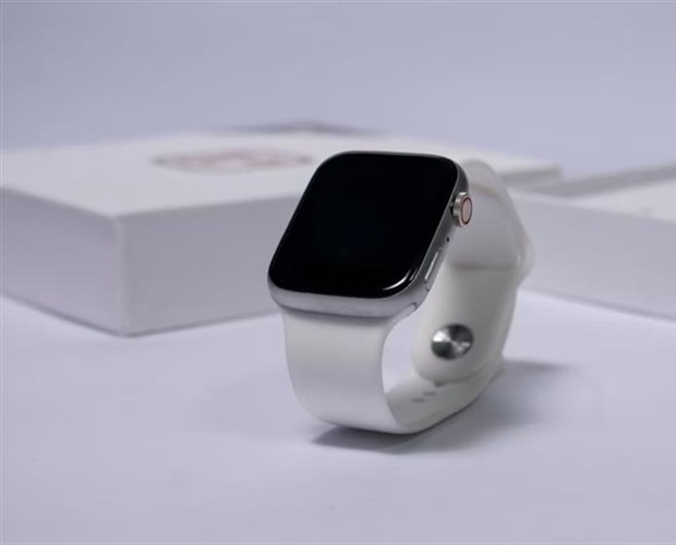 Smartwatches vs Traditional Watches: Which One Should You Wear?