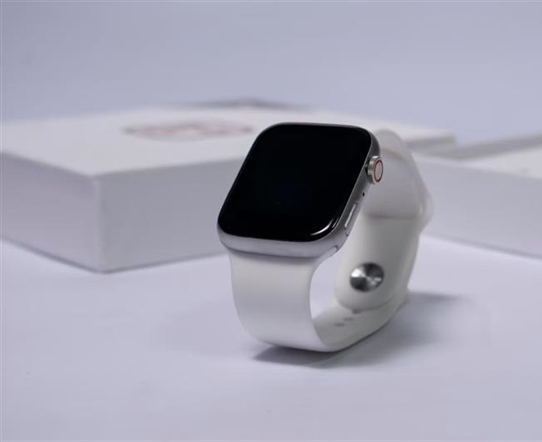 Smartwatches vs Traditional Watches: Which One Should You Wear?